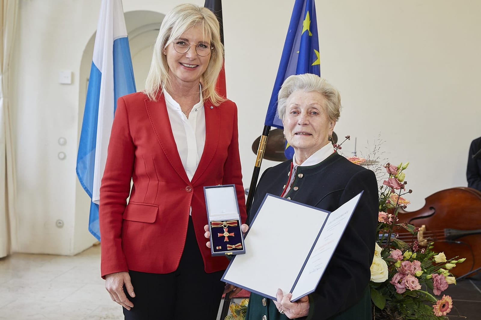 Verleihung des Bundesverdienstkreuzes an Maria Dietl durch Staatsministerin Ulrike Scharf.