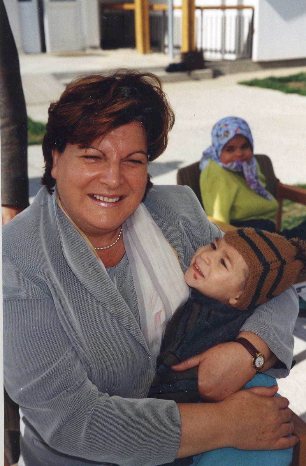 Barbara Stamm mit Kindern in Rumänien.