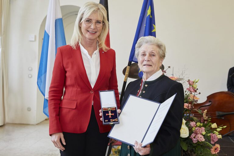 Verleihung des Bundesverdienstkreuzes an Frau Maria Dietl durch Staatsministerin Ulrike Scharf.